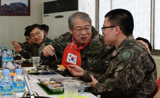 임종룡 NH농협금융지주(오른쪽 두번째)이 3일 육군 7사단을 방문해 장병들과 식사를 함께 하고 있다.NH농협금융지주 제공